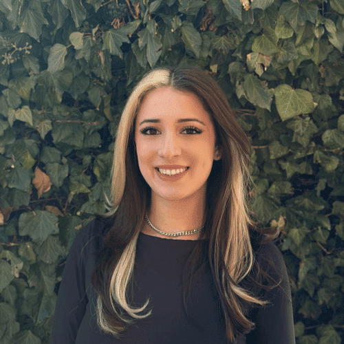 Portrait of Juliette, a professional stylist at hair, showcasing their expertise and style.