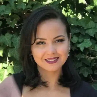 Portrait of Agi, a professional stylist at hair, showcasing their expertise and style.