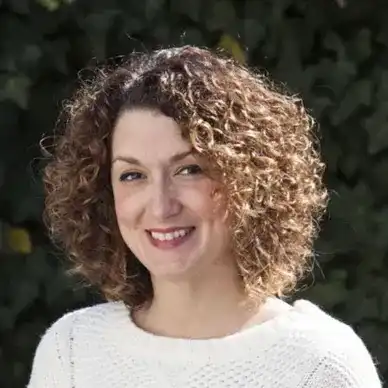 Portrait of Taimara, a professional stylist at hair, showcasing their expertise and style.