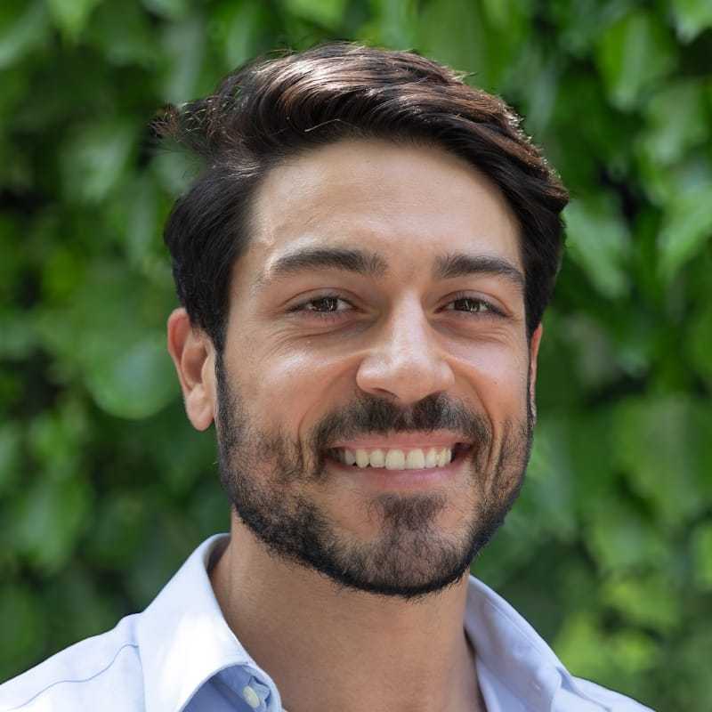 Portrait of Eli, a professional stylist at hair, showcasing their expertise and style.