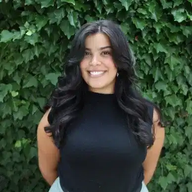 Portrait of Luana, a professional stylist at hair, showcasing their expertise and style.