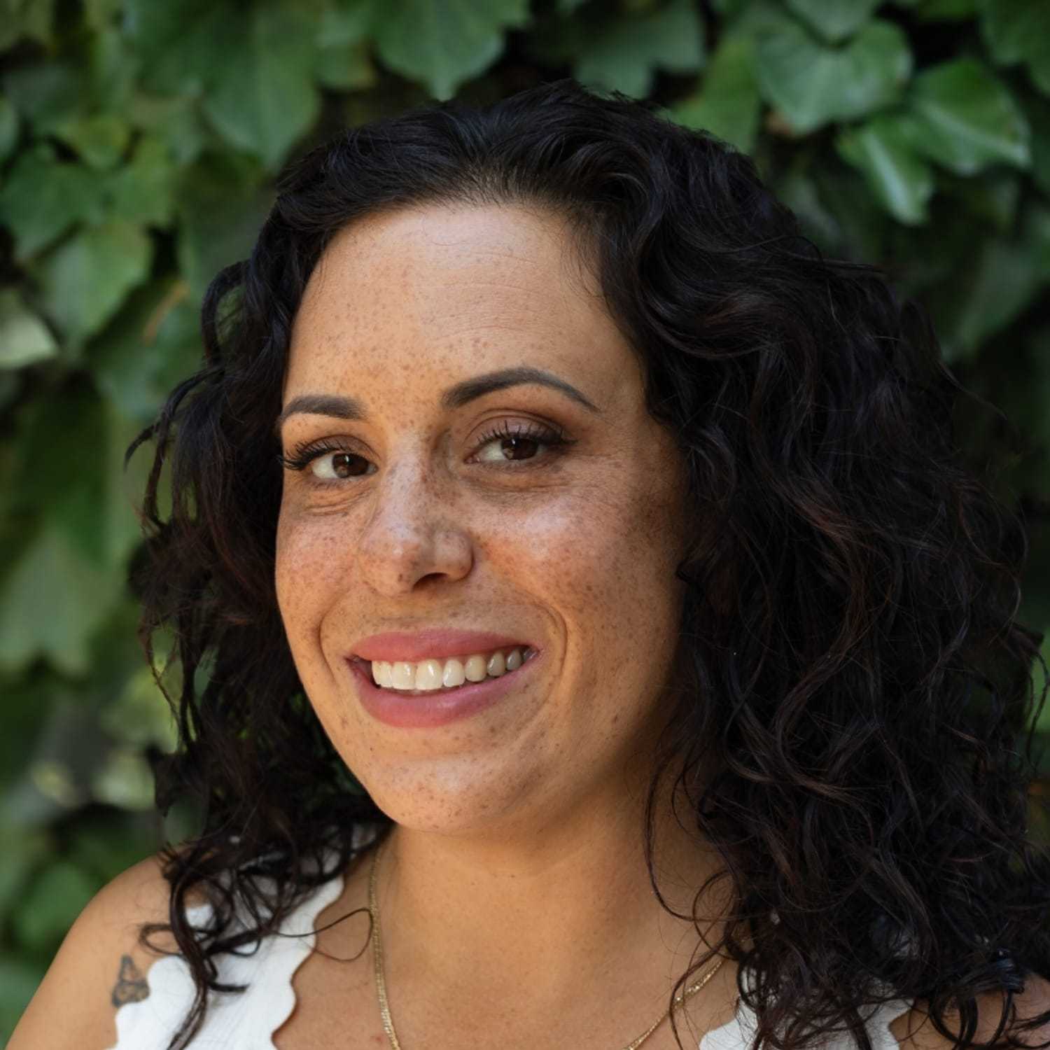 Portrait of Janette, a professional stylist at hair, showcasing their expertise and style.